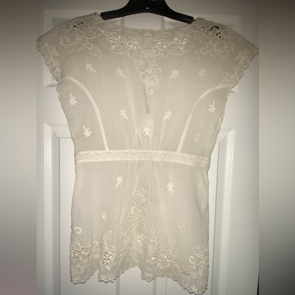 Embroidered Ivory top, nwt. Fits like a small